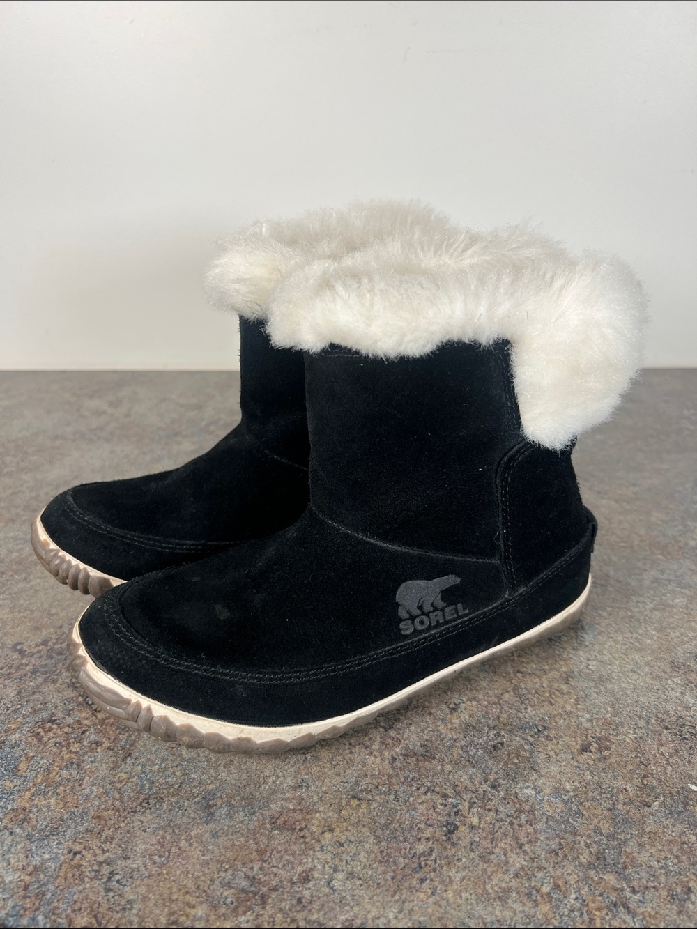 Sorel Women’s Out ‘N’ About Black Suede Cozy Faux Shearling Booties Size 5